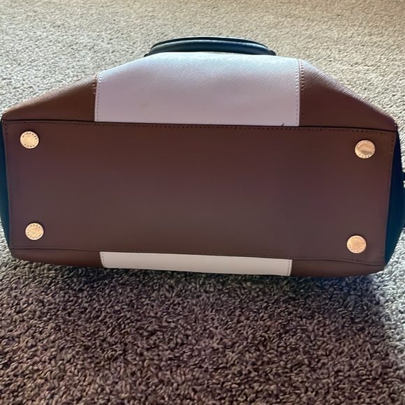 Michael Kors large size purse like new - Picture 4 of 8